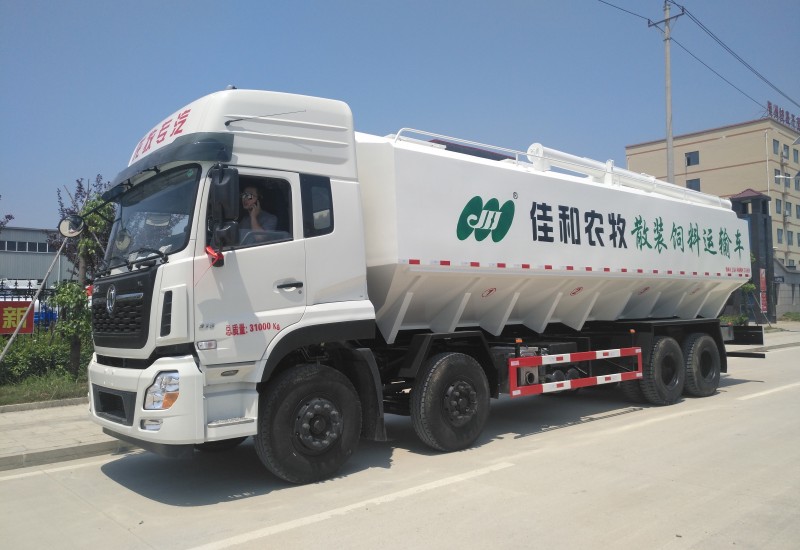 液壓散裝飼料車(chē)是怎么操作的？要注意哪些事項(xiàng)？